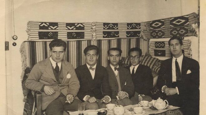 De izquierda a derecha, Louis Eaton-Daniel, Juan Centeno, Federico García Lorca, Emilio Prados y José (Pepín) Bello en una habitación de la Residencia, 1924.