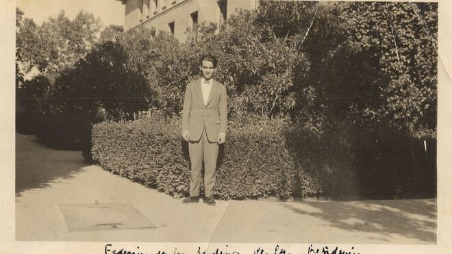Federico García Lorca en el jardín de las adelfas de la Residencia de Estudiantes, Madrid, 1919