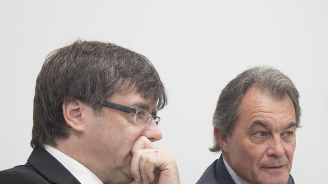 El president de la Generalitat, Carles Puigdemont, junto al expresident Artur Mas.