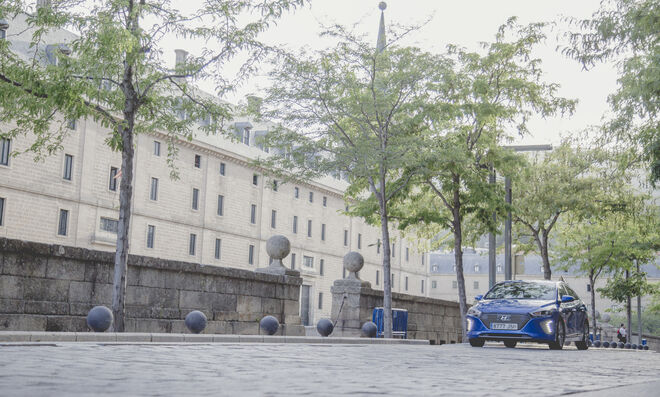 El Hyundai Ionic cruzando por el Monasterio de El Escorial.