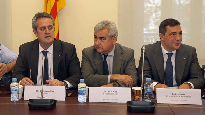 El conseller de Interior, Joaquim Forn (2i), el secretario general de la conselleria de Interior, César Puig (2d), el director de los Mossos d'Esquadra, Pere Soler (d)