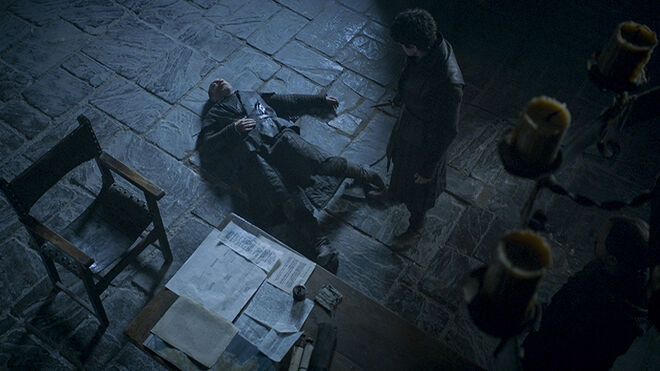 Ramsay Bolton contempla el cadáver de su padre tras asesinarle de forma vil.