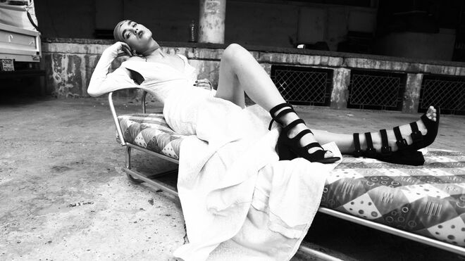 Imagen en blanco y negro de una modelo posando con ropa de la nueva colección del diseñador egipcio Mohanad Koyak.