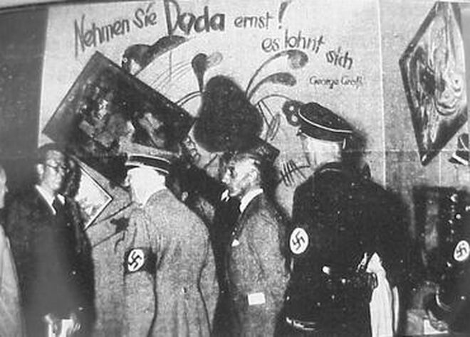 Una imagen de Hitler en su visita a la muestra  Entartete Kunst, en 1937.