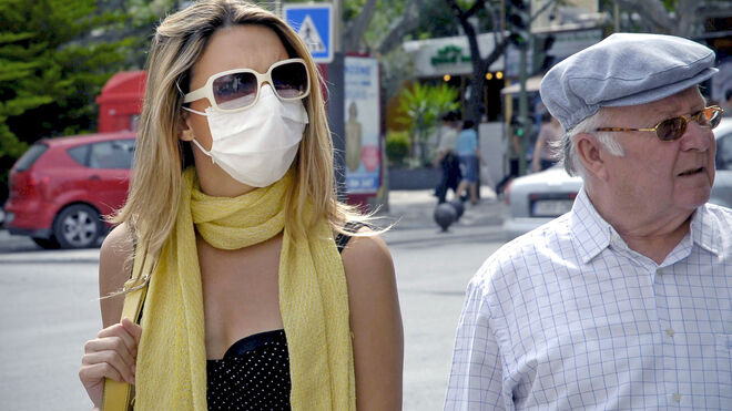 Una joven se protege con una mascarilla ante el polen del olivo en la ciudad de Jaén.