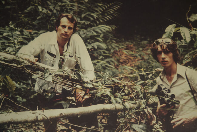 Alberto Vázquez Figueroa junto a Tacho de la Calle, fotógrafo de guerra, en uno de los nueve conflictos armados que cubrió