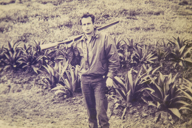 Alberto Vázquez-Figueroa, de joven, durante una cacería.