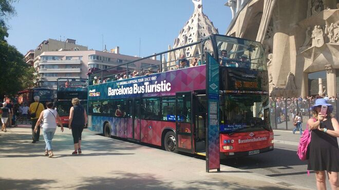 Bus turístico en Barcelona, trabajando con normalidad