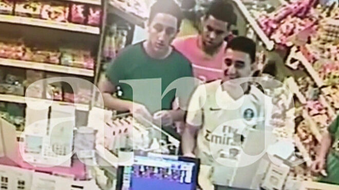 Captura del vídeo, cedido por el diario Ara, horas antes del atentado en Cambrils, por las cámaras de seguridad de una estación de servicio situada entre Riudecanyes y Cambrils. En las imágenes se ve a tres -Omar Hichami, Houssaine Abouyaaquob y Moussa Oukabir.