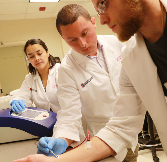 El doctor Daniel Gallego-Perez (en el centro) demuestra esta nueva tecnología en el laboratorio.