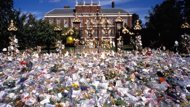 Los ramos de flores cubren la entrada del Palacio de Kensington