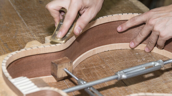 Gerónimo Mateo en plena elaboración de una guitarra, transformando la madera