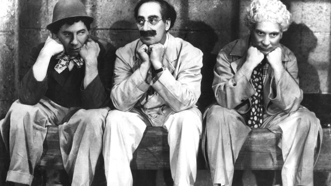 Groucho, en el centro, con sus hermanos Chico (izquierda) y Harpo en un fotograma de una de sus películas.