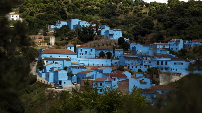 Imagen de las casas del pueblo pintadas de 'azul pitufo'