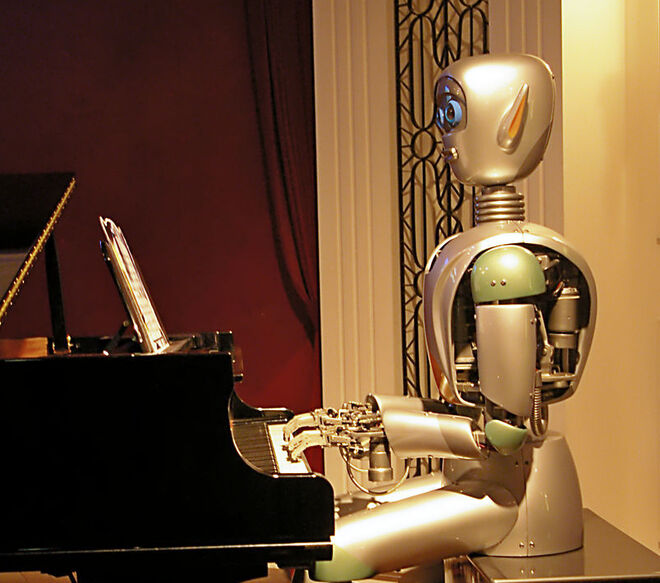 Un robot toca el piano en el Museo de la Ciencia y la Tecnología de Shangai