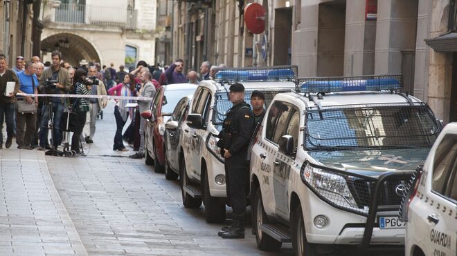 Agentes de la Guardia Civil durante el registro de Girona.