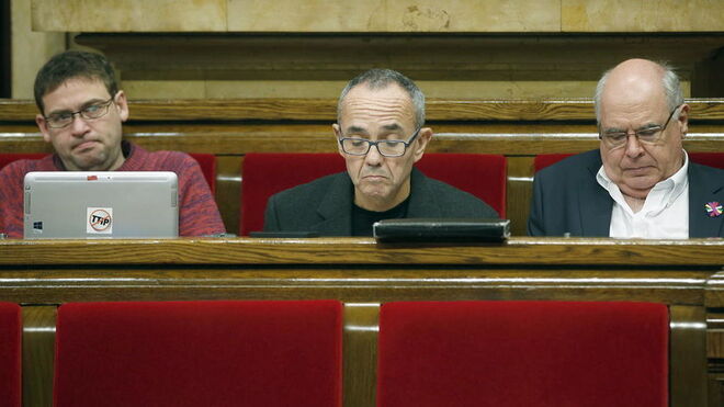 Albano Dante, Joan Coscubiela y Lluís Rabell, en sus escaños en el Parlamento catalán.