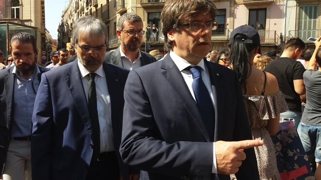 Carles Puigdemont después del minuto de silencio del atentado de La Rambla.