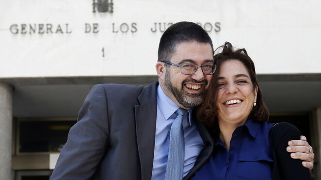 Carlos Sánchez Mato y Celia Mayer, a la salida de los Juzgados de Plaza de Castilla.