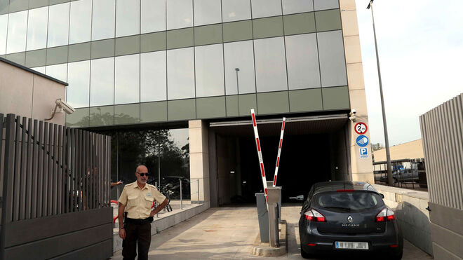 Entrada de los agentes de la Guardia Civil en el Centro de Telecomunicaciones de la Generalitat