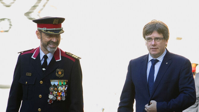 El exjefe de los Mossos, Josep Lluís Trapero, junto al expresident Carles Puigdemont.