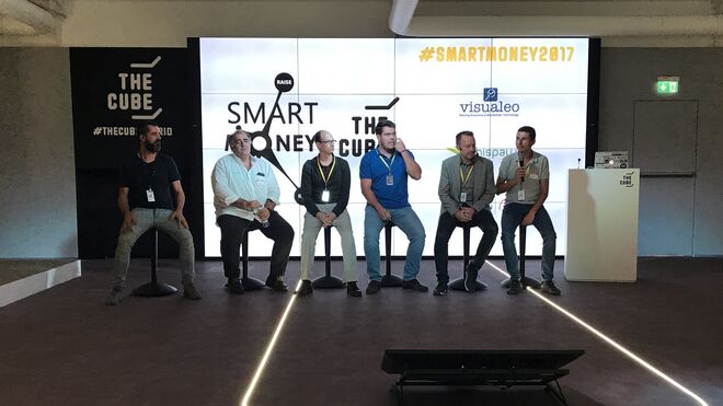 Javier Martin (d.) junto al equipo organizador de Smart Money