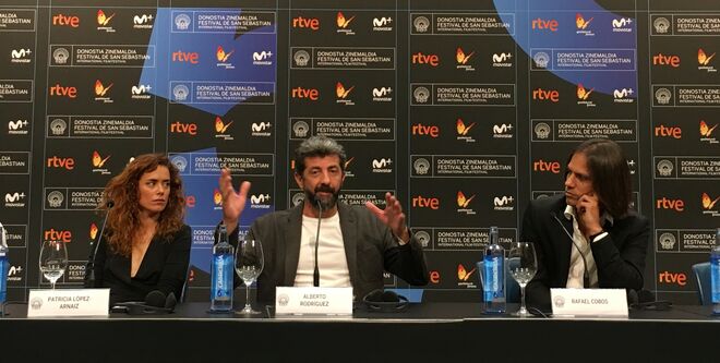 Patricia López, Alberto Rodríguez y Rafael Cobos, este viernes durante la presentación de 'La Peste' en el Festival de San Sebastián.