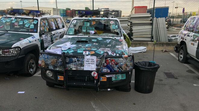 Así han dejado los coches de la Guardia Civil los manifestantes de Barcelona