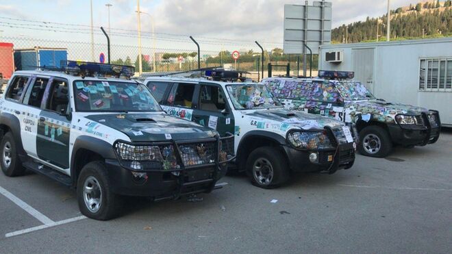 Así han dejado los coches de la Guardia Civil los manifestantes de Barcelona