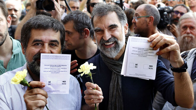 El presidente de la ANC, Jordi Sanchez (i), y el presidente de Òmnium Cultural, Jordi Cuixart (c), muestran papeletas del referendum.