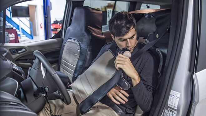 El estudio simula un vehículo de conducción autónoma mediante un disfraz de asiento que oculta al conductor.