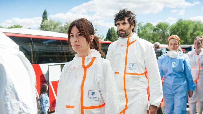 Alexandra Jiménez (Julia) y Tamar Novas (Ricardo) interpretan a dos médicos que trabajan en la zona de exclusión.