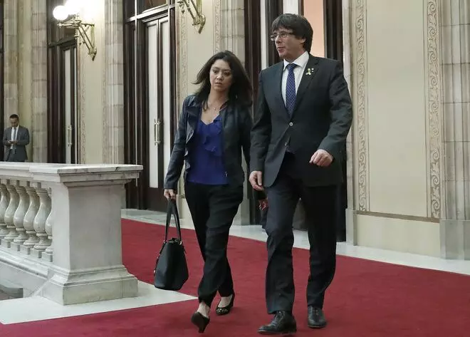 Carles Puigdemont y Marcela Topor, entrando en el Parlament.
