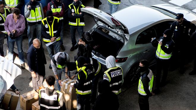 Efectivos de la Policía Nacional registran una furgoneta en una incineradora de Sant Adrià de Besòs (Barcelona).