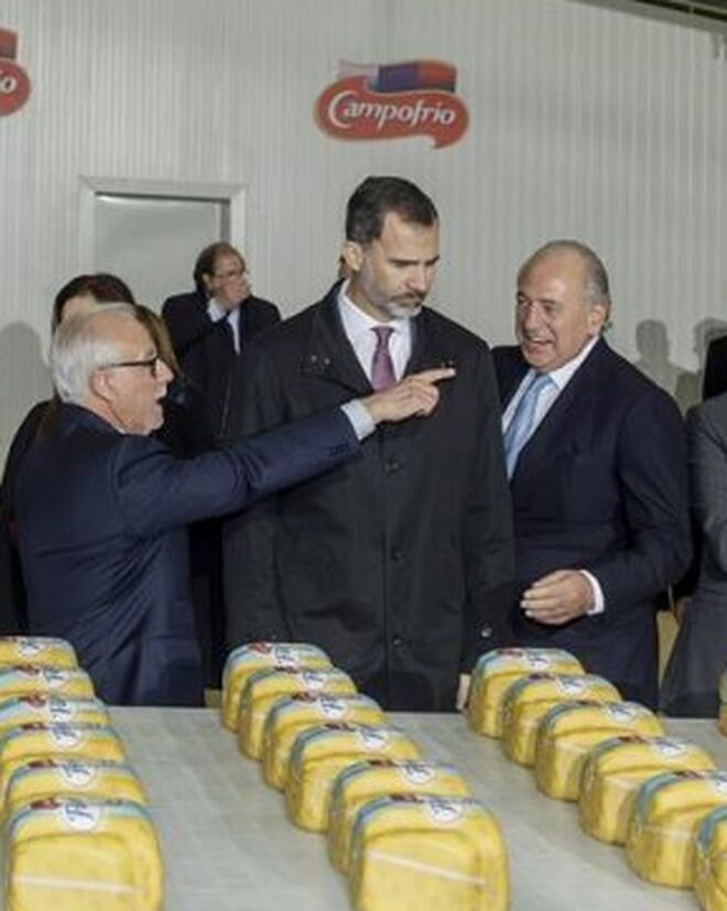 El rey Felipe VI en la inauguración de la nueva fábrica en Burgos, en noviembre de 2016. A su izquierda, Pedro Ballvé.