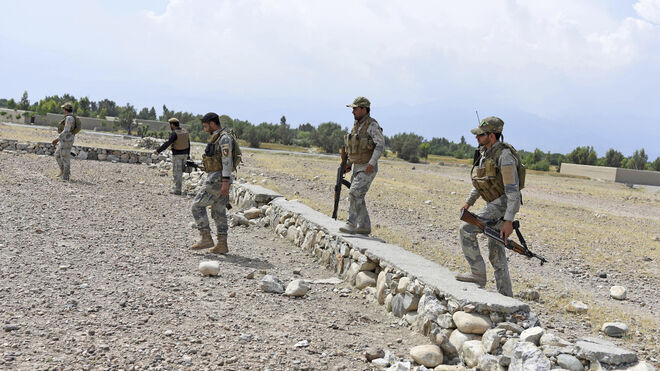 Soldados afganos toman posición durante una operación contra el llamado Estado Islámico (IS o ISIS), en el distrito de Chaparhar, provincia de Nangarhar, Afganistán.