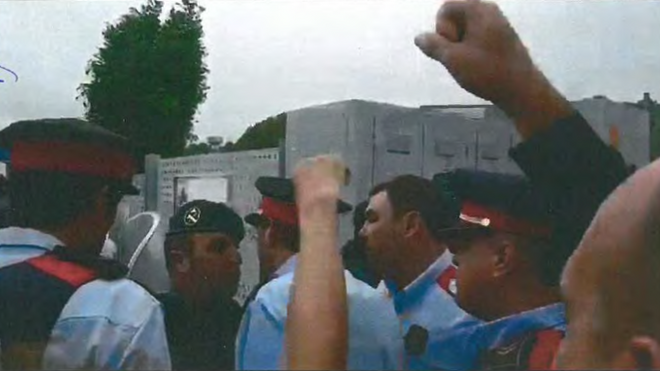 Imagen tomada por guardias civiles de la hostilidad de los mossos.