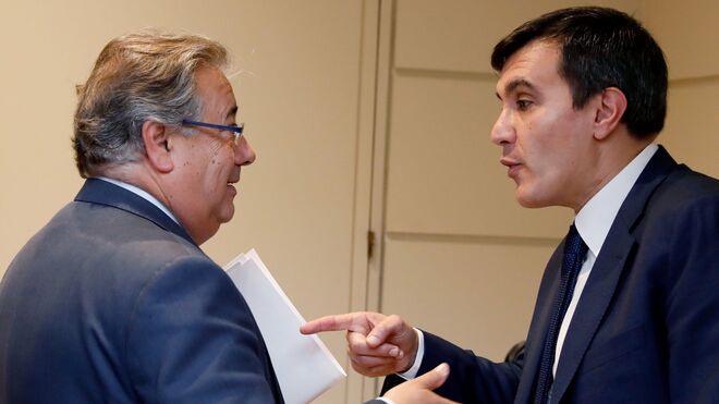 El ministro del Interior, Juan Antonio Zoido, conversa con el secretario de Estado de Relaciones con las Cortes, José Luis Ayllón.