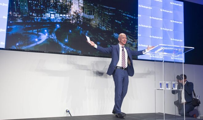 Jeff Bezos, el hombre que conquistó el comercio digital con Amazon y aspira a hacer lo mismo con el espacio estelar