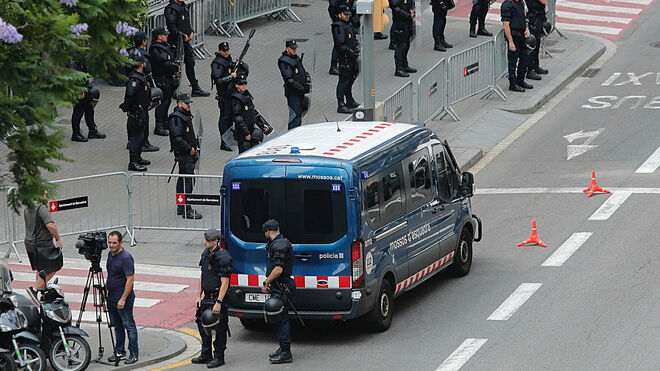 Mossos y policías nacionales custodian la Jefatura de la Policía Nacional en Cataluña.