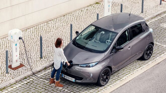El Renault Zoe lidera las ventas de turismos eléctricos, superando al Nissan Leaf.