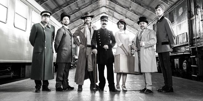 Un grupo de actores se preparada para la visita guiada en el Museo del Ferrocarril