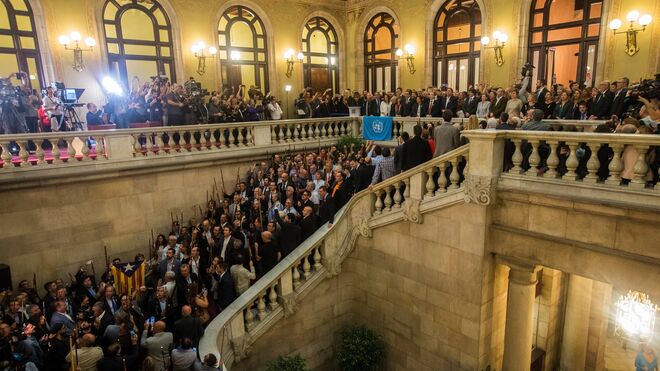 La escalinata del Parlament, repleta de alcaldes independentistas.