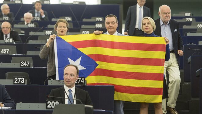 Un grupo de eurodiputados con una estelada en la sesión de la Eurocámara de hoy.