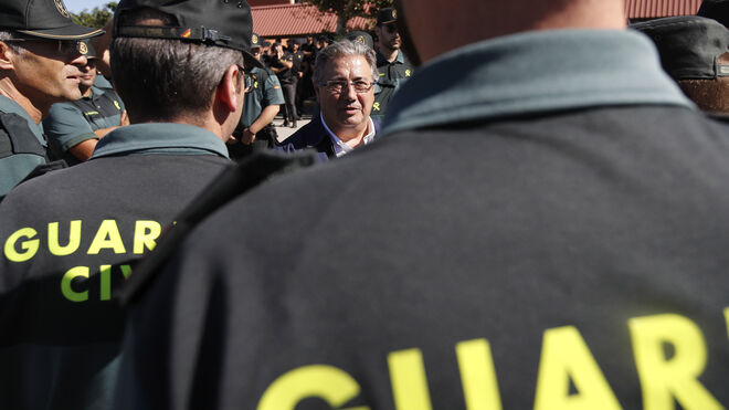 El ministro Zoido visita a los guardias desplazados a Cataluña.