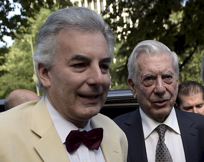 Álvaro Vargas Llosa, con su padre.
