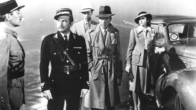 Los actores Ingrid Bergman (r), Humphrey Bogart (c), Claude Rains (l) and Paul Henreid en la última escena de la película 'Casablanca'