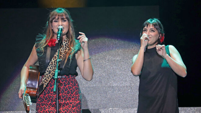 El duo Rozalén, durante su actuación hoy en el concierto solidario Vive Dial que tuvo lugar en el WiZink Center de Madrid.