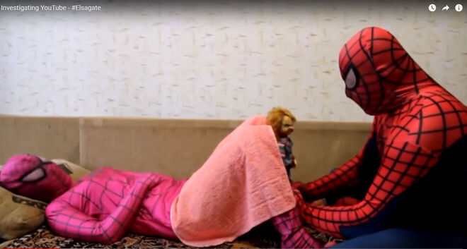 SpiderGirl pariendo a Chucky con ayuda de Spiderman