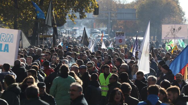 Taxistas se manifiestan en Madrid contra los VTC.